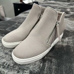 Size 9 Steve Maddens, hardly worn